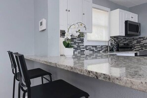 Réfrigérateur, four, plaque de cuisson