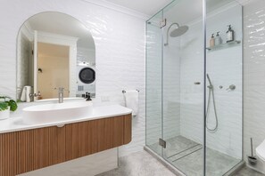 Shower, hair dryer, towels
