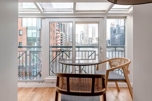 Interior - Divine Canary Wharf 1BR w/ Parking, nr Food & Station, by Blueground (London)