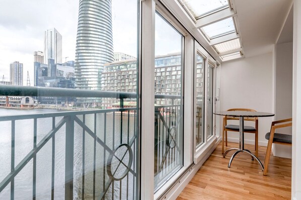 Outdoor dining - Divine Canary Wharf 1BR w/ Parking, nr Food & Station, by Blueground (London)