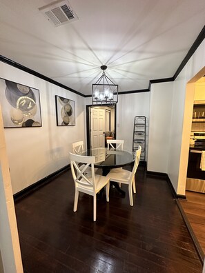 Dining - Charming 3-bedroom house in delightful Savannah, GA. (Savannah)