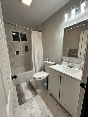 Hair dryer, towels, soap, shampoo - Charming 3-bedroom house in delightful Savannah, GA. (Savannah)
