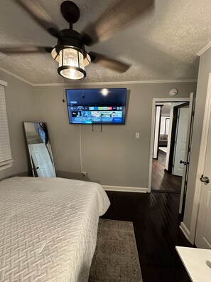 3 bedrooms, desk, iron/ironing board, free WiFi