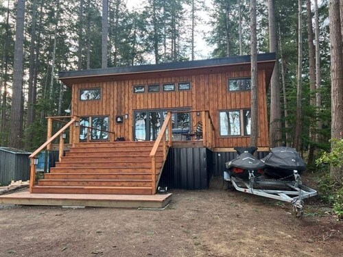 Modern Savary Island Cottage – Perfect Family Getaway & Kids’ Favorite!