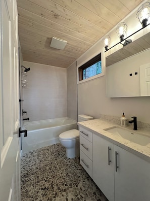 Douche, savon, shampoing, papier toilette