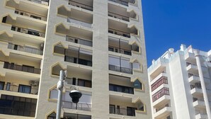 A multi-story building with a sign reading "Edifício Cruzeiro." - Apartamento Mar Azul (Portimão)