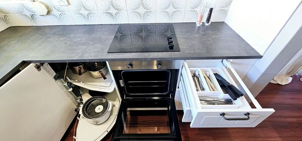 Fridge, microwave, oven, stovetop - Quiet & Clean 2BR House Stay (Nollamara)