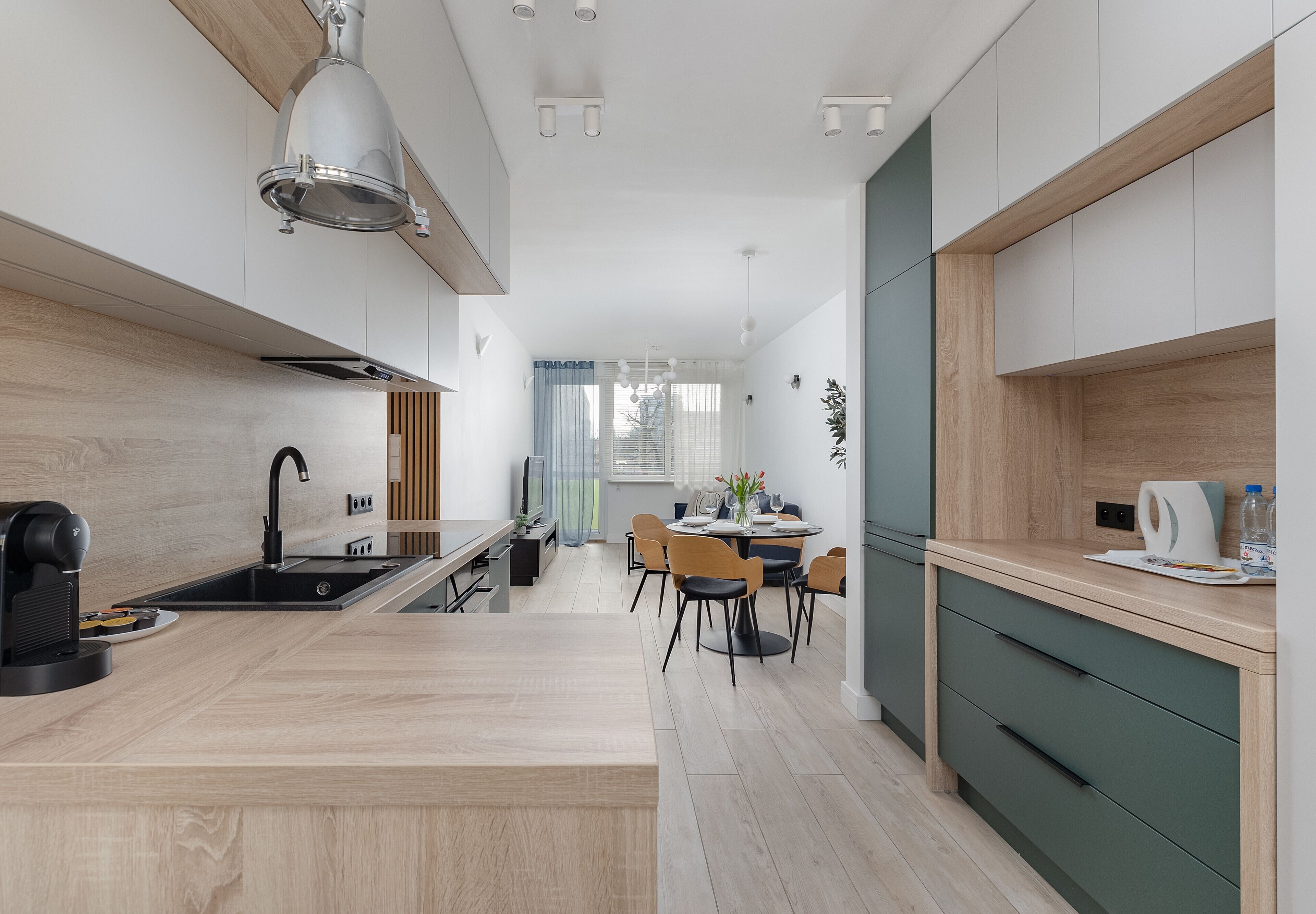 Kjøleskap, ovn, kokeplater og oppvaskmaskin