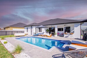Una piscina al aire libre, una piscina climatizada