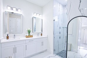 Amenidades de baño ecológicas, secadora de cabello, toallas, jabón