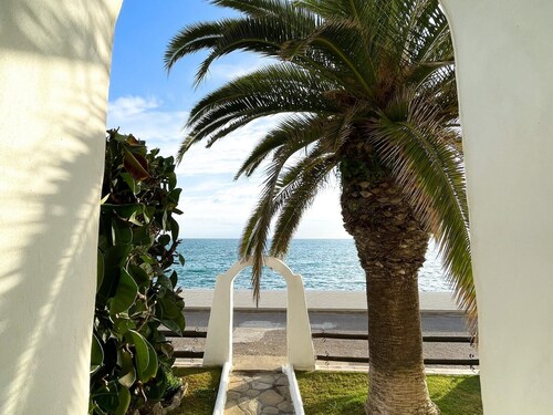 Relaxing Seafront Escape w/ Parking by Hostem