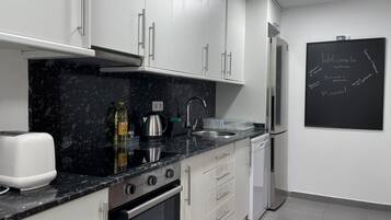 Een koelkast, een magnetron, een oven, een vaatwasser