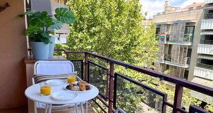 Spacious Apartment on Rambla w/ Parking by Hostem