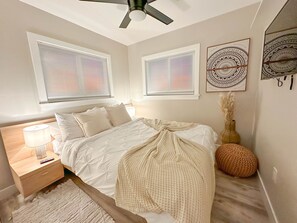 4 bedrooms, iron/ironing board, free WiFi, bed sheets - *NEW AMAZING URBAN OASIS! SPA-FIRE-DECK-GR8 DEAL! (San Diego)