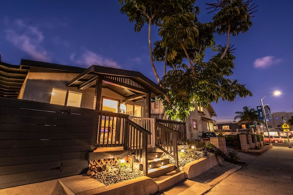 Exterior - *NEW AMAZING URBAN OASIS! SPA-FIRE-DECK-GR8 DEAL! (San Diego)