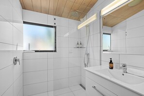 Family House, Balcony, Partial Ocean View | Bathroom
