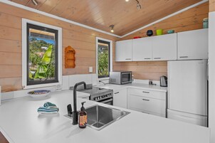 Familienhaus, Balkon, eingeschränkter Meerblick | Eigene Küche | Wasserkocher mit Kaffee-/Teezubehör, großer Kühlschrank, Mikrowelle