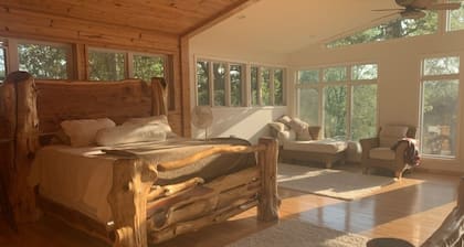 Lakefront, Private Beach, Hot tub, Kayaks, Paddle boards