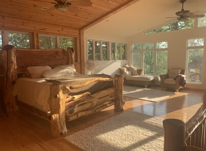 Lakefront,  Private Beach, Hot tub, Kayaks, Paddle boards