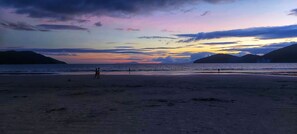 On the beach, white sand, sun loungers, beach umbrellas - Pousada Casa Do Viajante (Ubatuba)