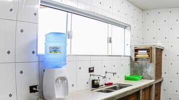 Großer Kühlschrank, Mikrowelle, Ofen, Toaster