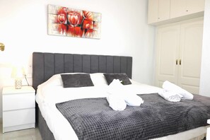 1 chambre, fer et planche à repasser, Wi-Fi, literie fournie