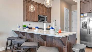 Een koelkast, een microgolfoven, een oven, een kookplaat