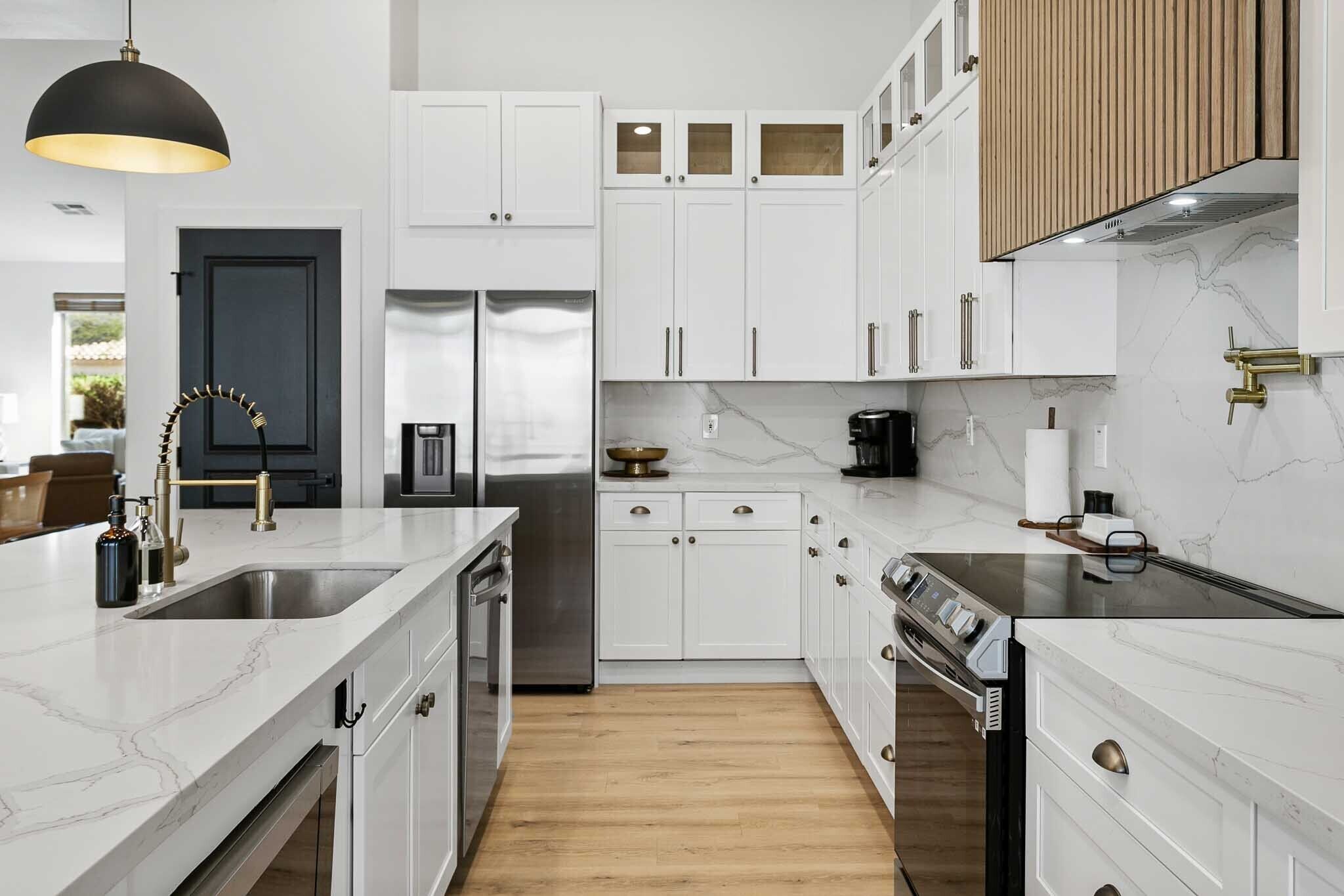 Kjøleskap, mikrobølgeovn, ovn og kokeplater