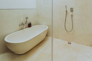 Villa | Badezimmer | Badewanne und Dusche (separat), Haartrockner, Handtücher, Seife