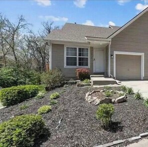 Exterior - NEW PROMO Pricing-3 Rooms, 2 Laughs, 1 Cozy Choice (Lenexa)