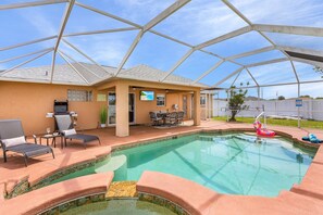 A heated pool - Cozy & Charming, Heated Pool and Spa - Villa Poolside Oasis - Roelens (Cape Coral)
