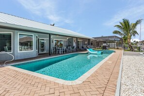 A heated pool - Gulf Access, Beautiful Water Views, Paddle Board, Heated Pool - Villa Manhattan - Roelens (Cape Coral)