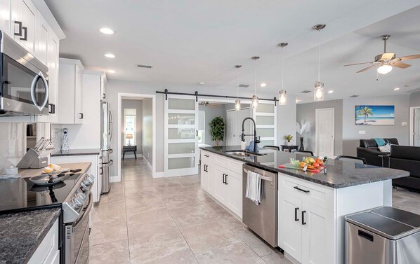 Kühlschrank, Mikrowelle, Ofen, Herdplatte