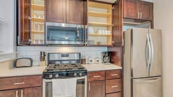 Een koelkast, een magnetron, een oven, een kookplaat