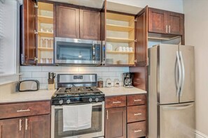 Refrigerador, microondas, horno y parrilla de estufa 