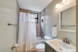 Dusj, hårføner og håndklær