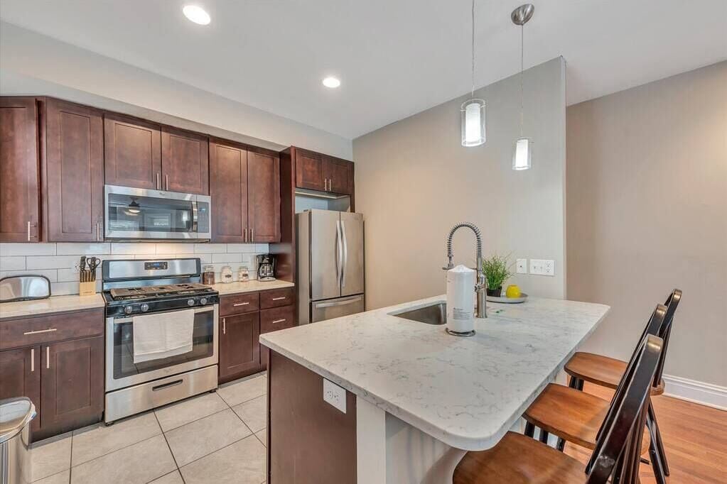 冷蔵庫、電子レンジ、オーブン、コンロ