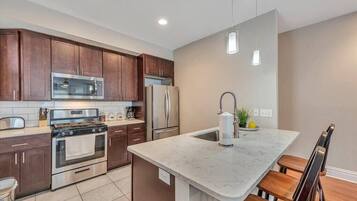 Refrigerador, microondas, horno, placa de cocina