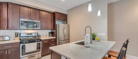 Refrigerador, microondas, horno y parrilla de estufa