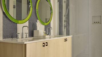 Dusj, hårføner og håndklær