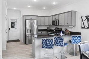 Fridge, microwave, oven, stovetop - Equus: Work Friendly & Near Downtown (Jeffersonville)