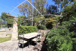 Apartment, 3 Schlafzimmer, Raucher, eigener Pool | Speisen im Freien