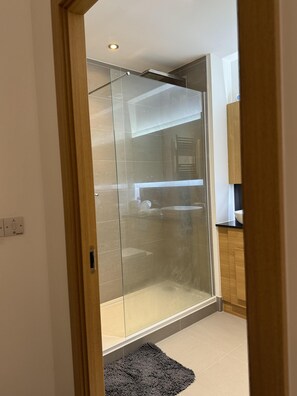 Shower, towels - Luxury Apartment in Dartford (Dartford)