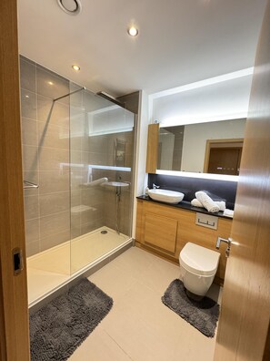 Shower, towels - Luxury Apartment in Dartford (Dartford)