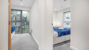 2 habitaciones, tabla de planchar con plancha, wifi y ropa de cama