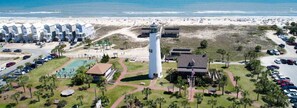 Un hôtel situé sur la côte, doté d’un phare, d’un accès à la plage et d’un parking.