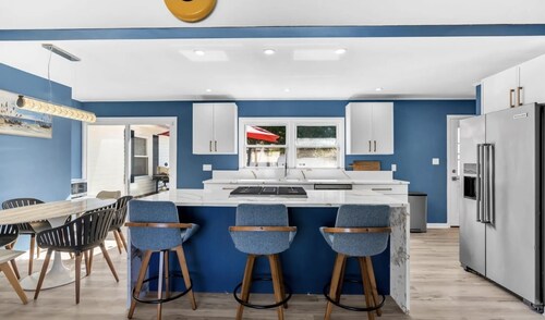 BEAUTIFUL REMODEL 4+ BEDROOM HOME - 1 BLOCK TO THE BEACH!!