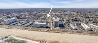 BEAUTIFUL REMODEL 4+ BEDROOM HOME - 1 BLOCK TO THE BEACH!!