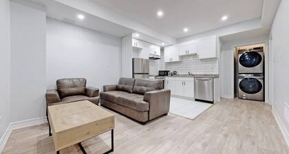 Charming 2- Bedroom With Free Parking Space