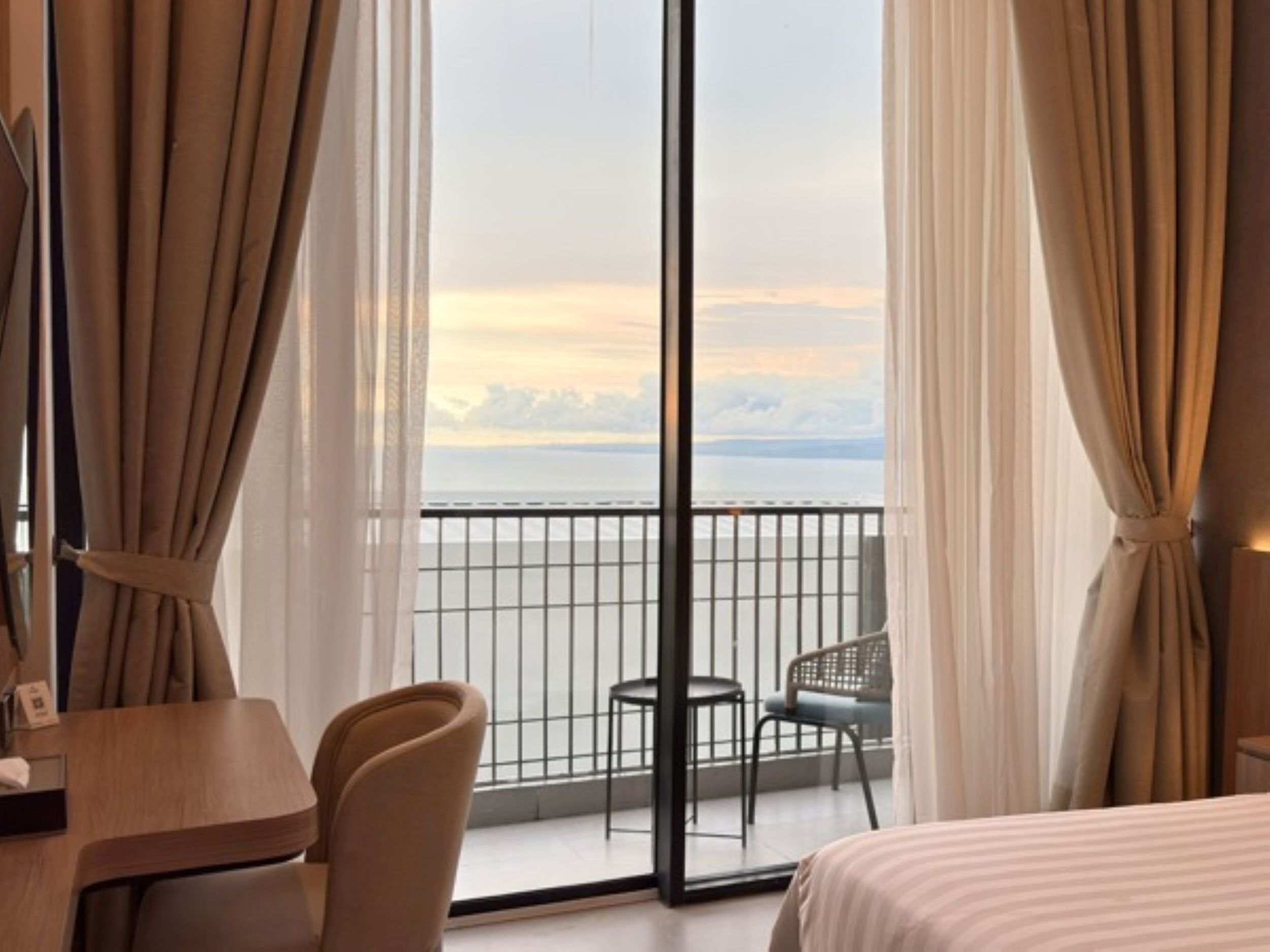 Sengetøy av topp kvalitet, minibar (inkludert) og safe på rommet